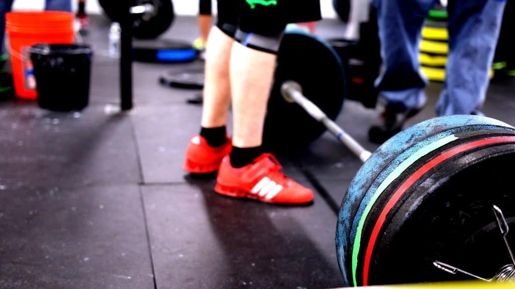 Hände am Langhantel-Griff im Gym
