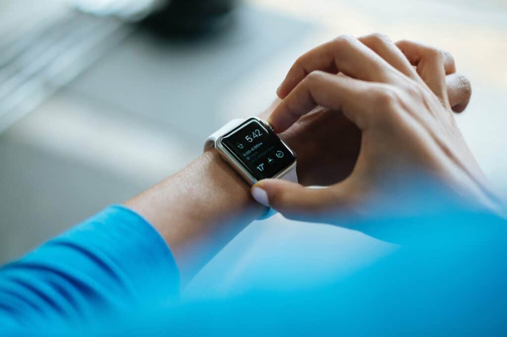Smartwatch am Handgelenk zeigt Herzfrequenz