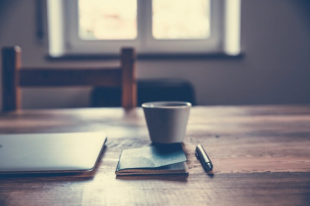 Schreibtisch mit Kaffee und Notizbuch – Fokus & Konzentration