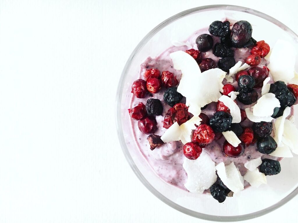 Joghurt-Bowl mit Beeren – probiotische Lebensmittel für die Darmflora