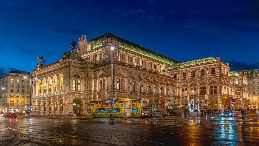 Wiener Staatsoper am Abend – Rotlichttherapie-Studios gibt es in ganz Wien