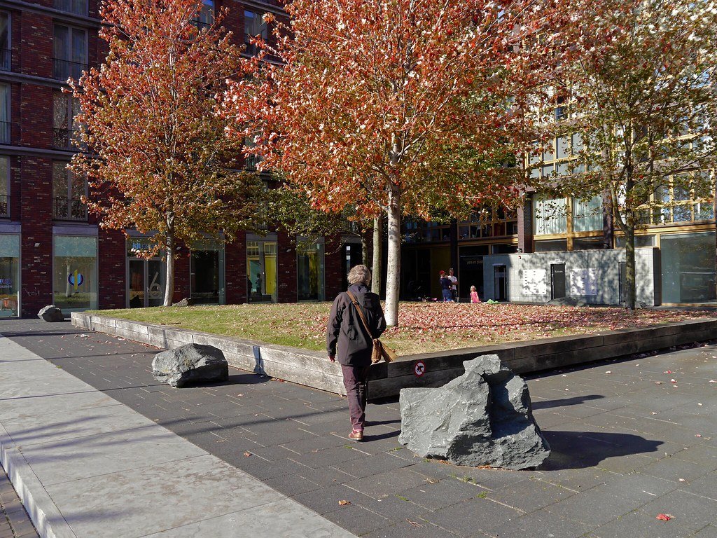 Person geht auf einem herbstlichen Gehweg spazieren